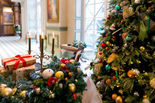 I hate the Holidays - image of perfectly christmas decorated tree and dining table